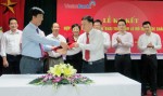 Giám đốc Công ty Than Hạ Long Vũ Văn Điền và Giám đốc VietinBank Quảng Ninh Nguyễn Văn Cương ký kết hợp đồng.