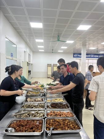 Cơm cô Yến – Điểm hẹn ấm lòng sau mỗi ca làm việc