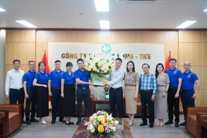 Lãnh đạo Công ty Than Hạ Long – TKV tặng hoa chúc mừng Đoàn Thanh niên Công ty nhân dịp kỷ niệm 95 năm Ngày thành lập Đoàn Thanh niên Cộng sản Hồ Chí Minh