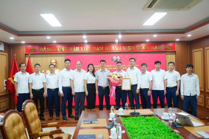 Các Chi bộ trực thuộc Đảng bộ Công ty Than Hạ Long - TKV tổ chức kết nạp đảng viên mới, sinh hoạt chuyên đề kỷ niệm 30 năm thành lập Đảng bộ Than Quảng Ninh