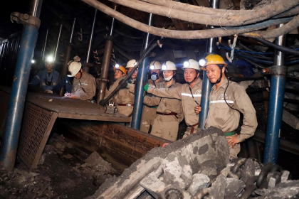 Bí thư Đảng ủy, Giám đốc Công ty Than Hạ Long - TKV kiểm tra sản xuất, động viên người lao động Phân xưởng Khai thác 7