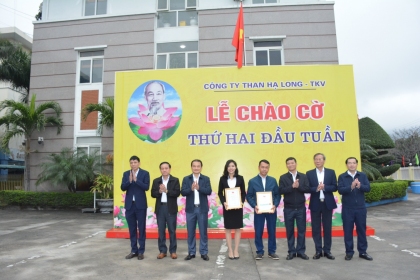 Công ty Than Hạ Long tổ chức chào cờ sáng Thứ Hai đầu tuần và trao danh hiệu “ Người Thợ mỏ - Người Chiến sỹ”