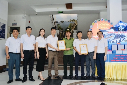 02 “ Người Thợ mỏ - Người Chiến sỹ” được trao danh hiệu bên Tổ hợp mô hình và bài dự thi tìm hiểu 60 năm thành lập tỉnh Quảng Ninh