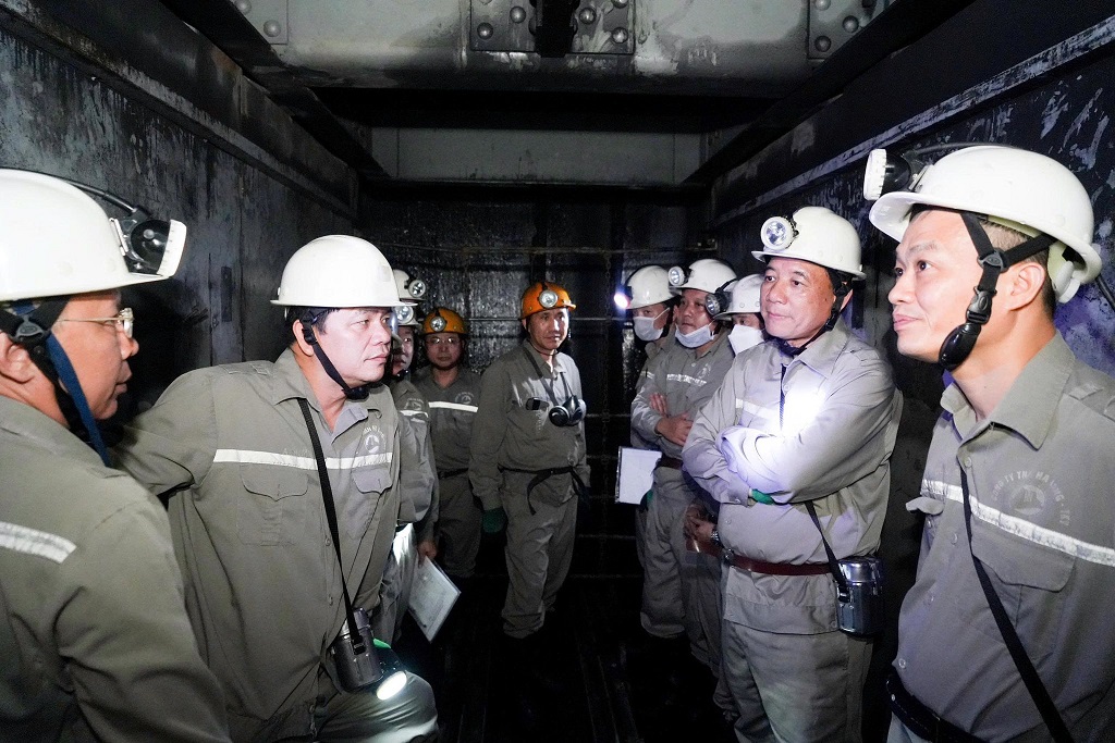 Đ/c Phạm Duy Hưng - Bí thư Đảng ủy, Giám đốc Công ty Than Hạ Long - TKV kiểm tra sản xuất hầm lò và tặng quà người lao động