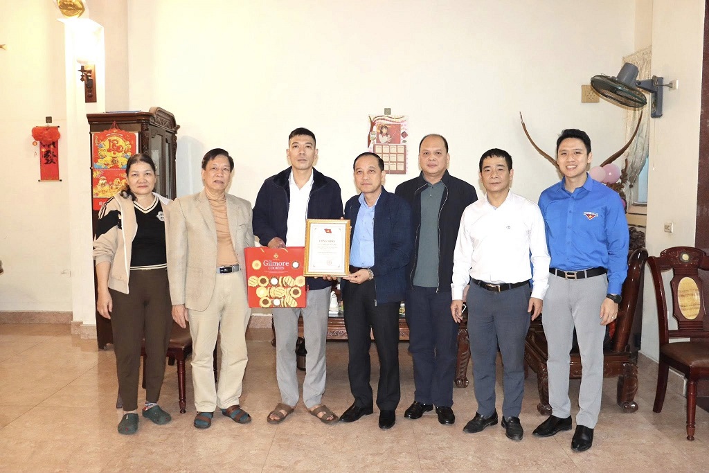 Lãnh đạo Công ty Than Hạ Long – TKV thăm và trao danh hiệu “Gương sáng thợ mỏ Than Hạ Long”