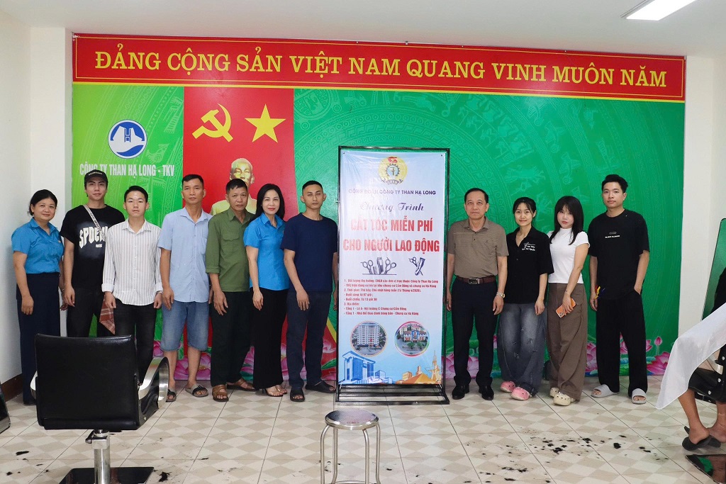 Than Hạ Long: Người lao động hào hứng với chương trình cắt tóc miễn phí tại khu chung cư