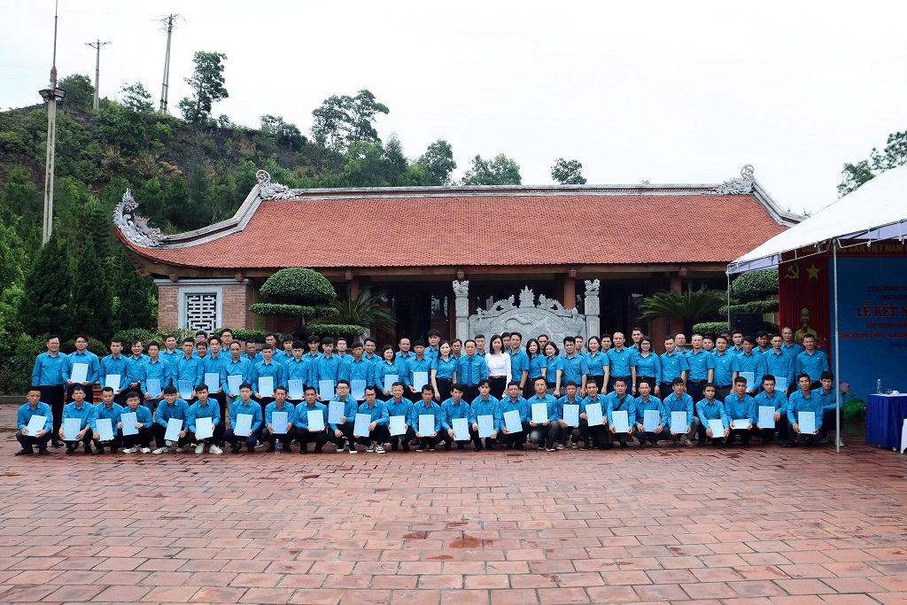 Lễ kết nạp 60 đoàn viên mới tại Công đoàn Công ty Than Hạ Long: Lan tỏa niềm tin, tiếp thêm sức mạnh cho người lao động