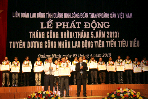 Đồng chí Phạm Minh Chính, Bí thư Tỉnh ủy và đồng chí Trần Xuân Hòa, Chủ tịch HĐTV Vinacomin trao thưởng cho các công nhân tiên tiến tiêu biểu.