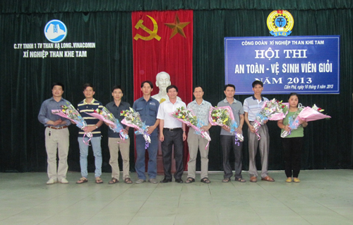Lãnh đạo Xí nghiệp chúc mừng các đơn vị tham gia Hội thi An toàn VSV giỏi năm 2013