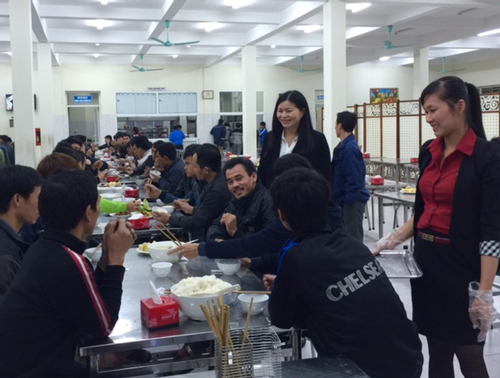 Chuẩn bị bữa ăn chu đáo cho người lao động