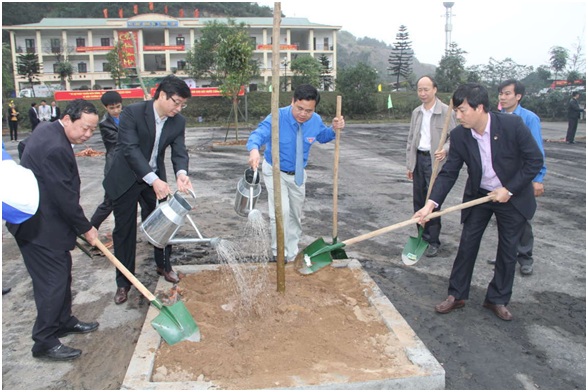 Các đồng chí lãnh đạo tỉnh Đoàn Quảng Ninh, Thành Phố Cẩm Phả, Công ty Than Hạ Long tham gia trồng cây sau chương trình phát động