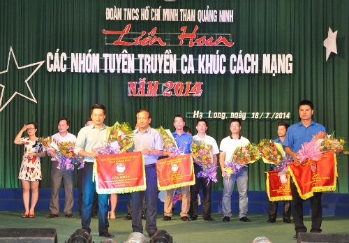 Đồng chí Vũ Viết Cường, Phó Bí thư Đảng ủy TQN trao giải Nhất cho Đoàn TN Công ty than Hạ Long