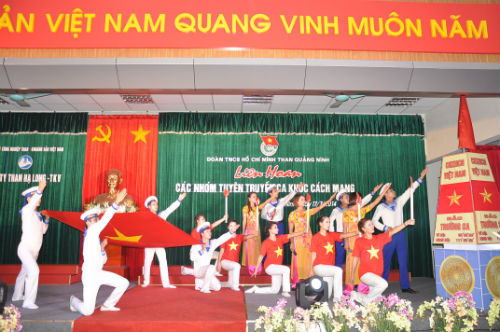 Liên hoan các nhóm tuyên truyền ca khúc cách mạng năm 2014 cụm Đoàn khu vực Cẩm Phả