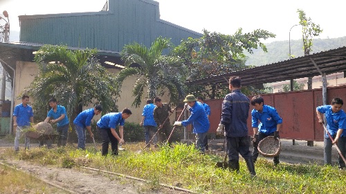 Tại Mặt bằng +17, các đoàn viên thanh niên phát quang bụi rậm, cây cỏ, quét dọn và thu gom rác thải