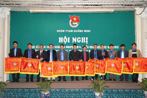 Đoàn thanh niên Công ty Than Hạ Long năm thứ 2 liên tiếp nhận cờ đơn vị dẫn đầu Đoàn Than Quảng Ninh